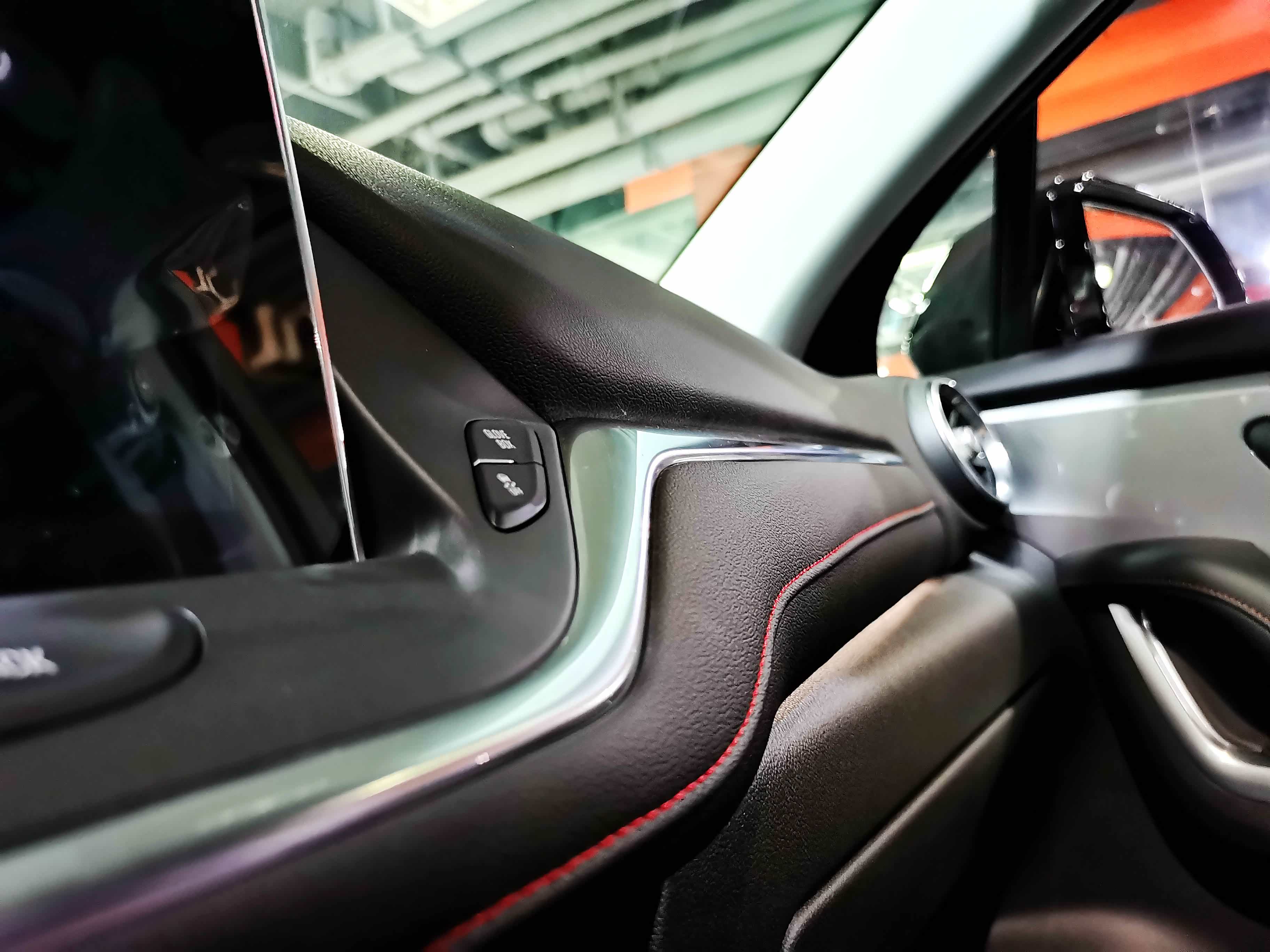 对于中控台上的线条搭配还是用了心的，但还是抛不开硬质塑料感的“槽点“，这可能也和它的定价与定位有关。