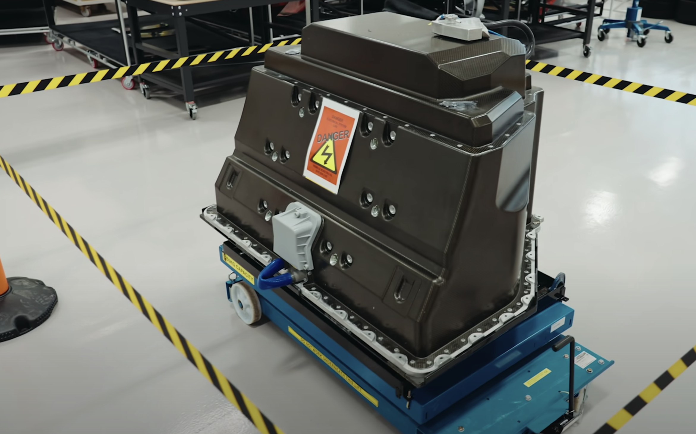 Evija 的电池包在座舱后，实现更低的角惯量和车身高度