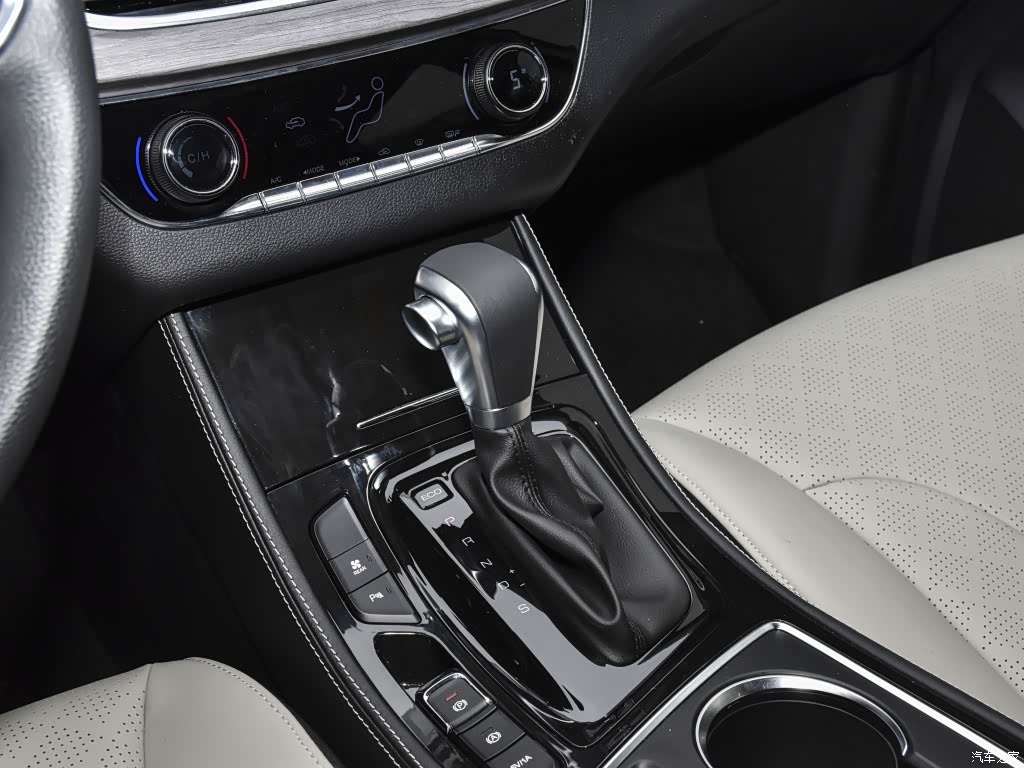 宝骏730使用的是传统机械档把，样式看起来土气不少