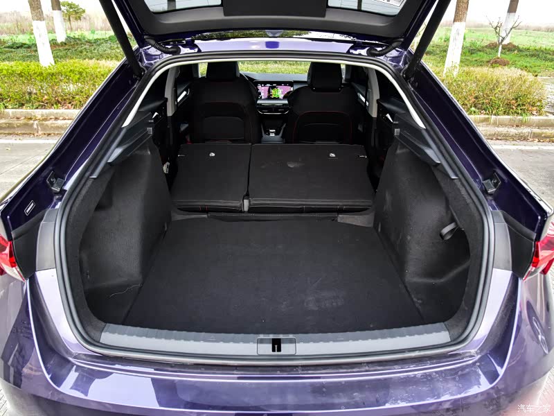 在行李箱的宽敞程度及便利性上，明锐PRO有着非常显著的优势