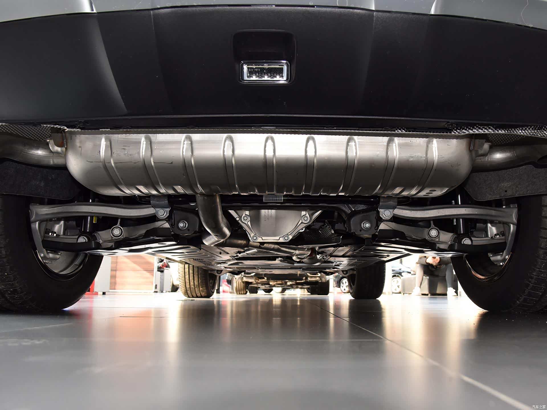 奔驰GLE 350 e 4MATIC搭载了空气悬挂和自适应减震系统/引自汽车之家图库