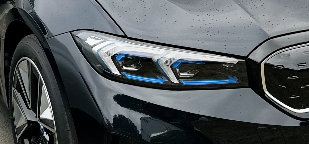 全新i3 eDrive40L曜夜运动套装
配备自适应LED大灯，有蓝色设计