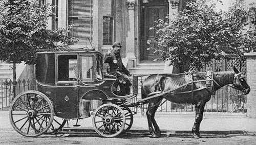 发明者最初的思路就是如何把内燃机装到这样的马车上。