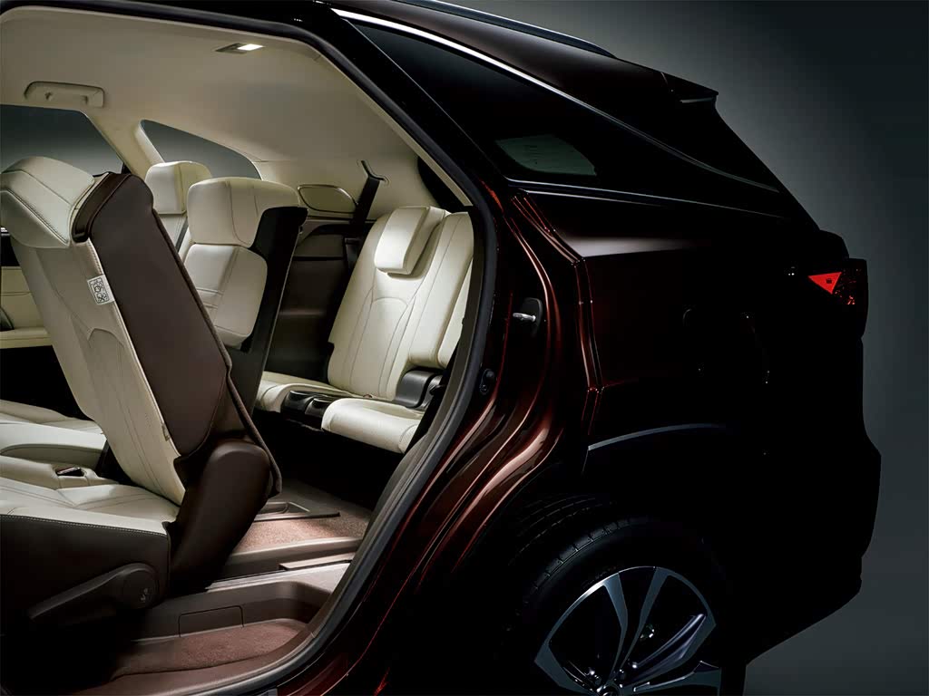 RX450hL的第三排座椅具备一定的实用性