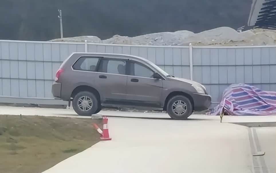 （瑞麟X5车辆图）