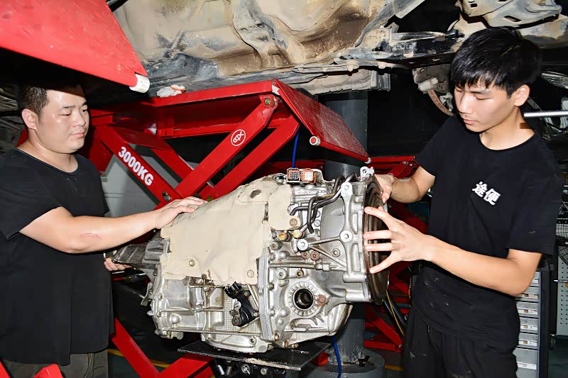 成功抬下斯巴鲁森林人变速箱