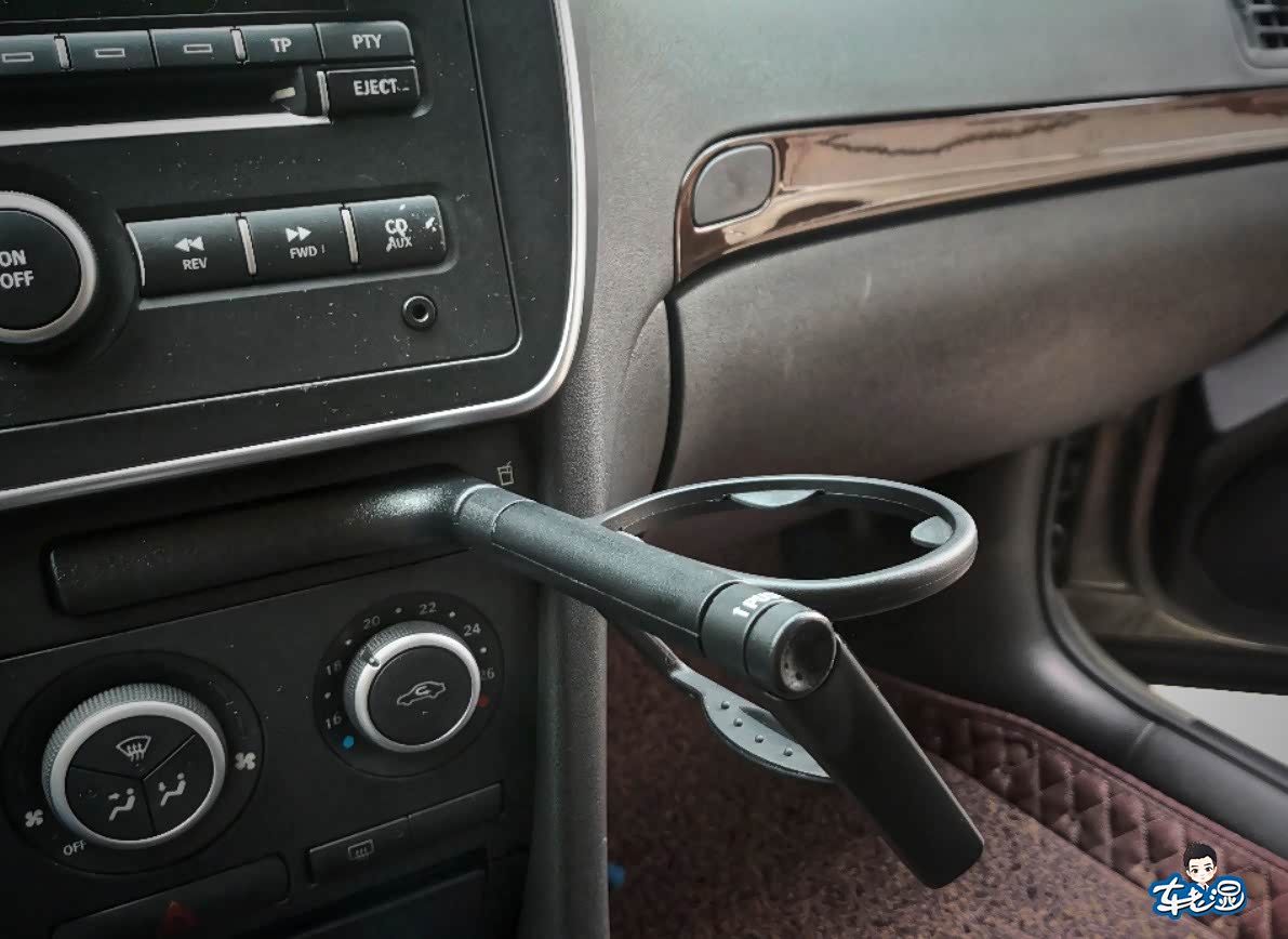 可一键弹出并一键收回的水杯架，十分新颖。