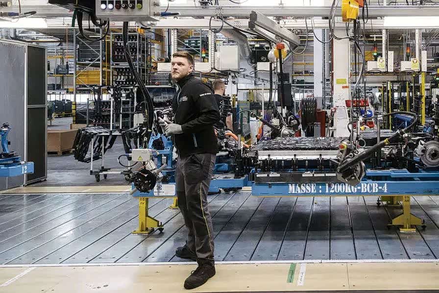 在雷诺杜埃工厂，自动化机器人的利用率越来越高