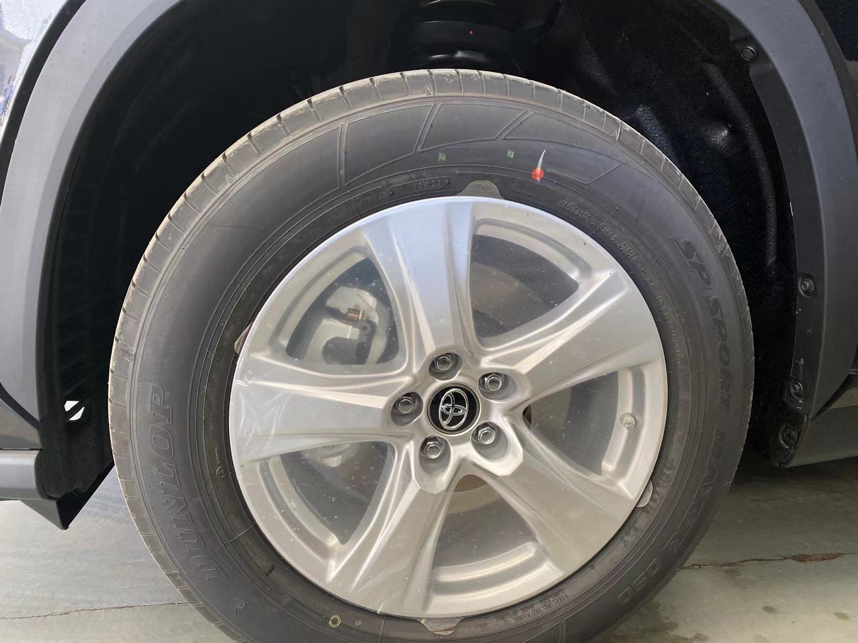 汉兰达精英五座轮胎尺寸为:235/65/R18