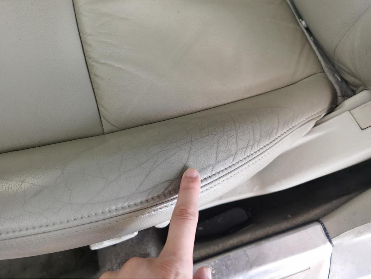 整车磨损就主驾驶这里，座椅皮质偏硬，褶皱也难免。