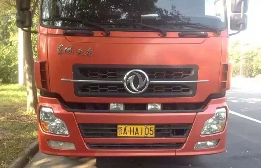 常见的黄牌车也不少,比如大货车,大卡车都是黄色车牌.