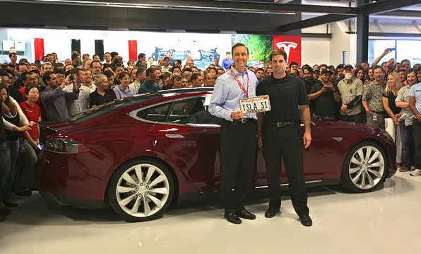2012年，特斯拉把第一辆Model S交付给了自家执行董事Steve Jurvetso