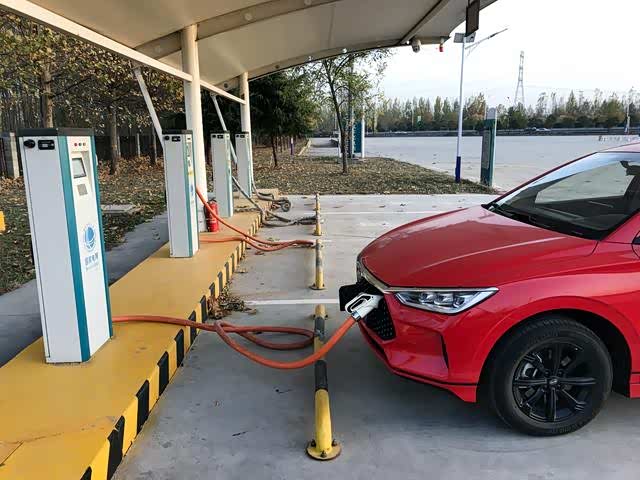 ▲京港澳高速京石段每个服务区都有充电站，平时使用率不高