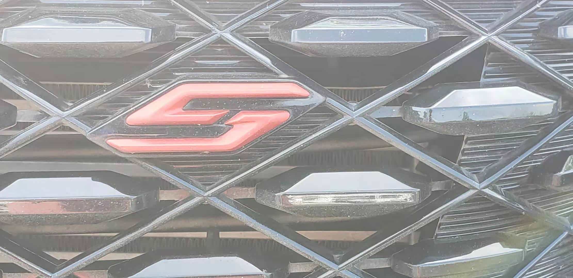 前格栅出显眼的“S”彰显着CS75 PLUS 的特特身份