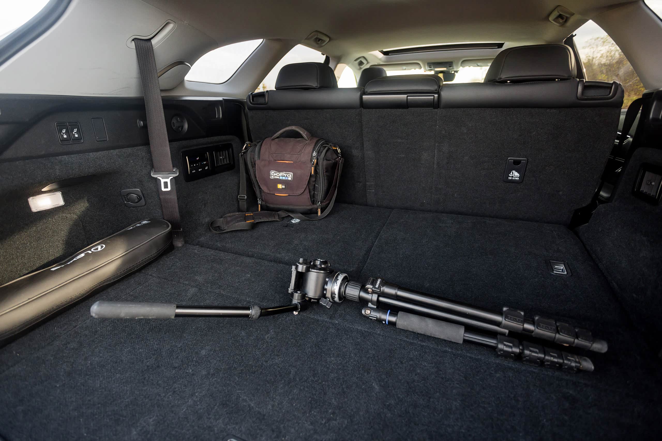 第三排座椅放倒后，后备箱容积巨大