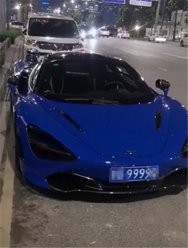 又见"连号牌",挂在迈凯伦720s上,全车帝王蓝,车牌号9999