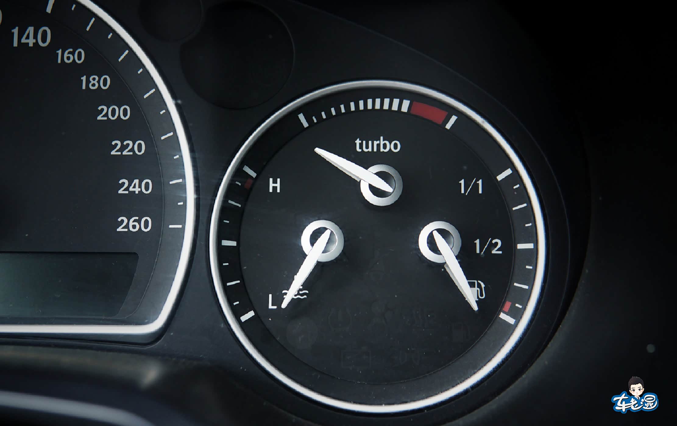 仪表盘上专门的turbo指针，方便驾驶者随时掌握发动机的涡轮压力值。