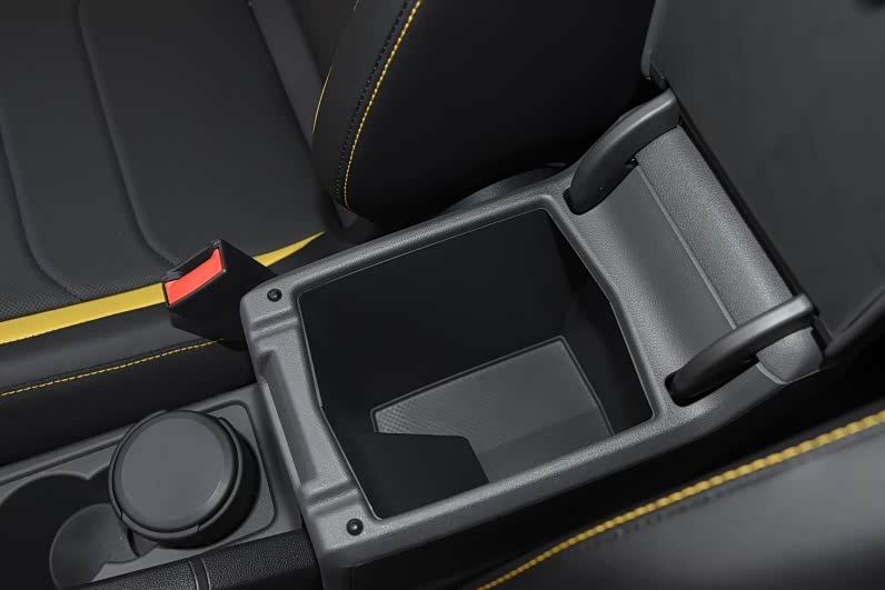 VS5的储物空间不能够说非常宽敞，但都非常就手实用，该有的都不缺