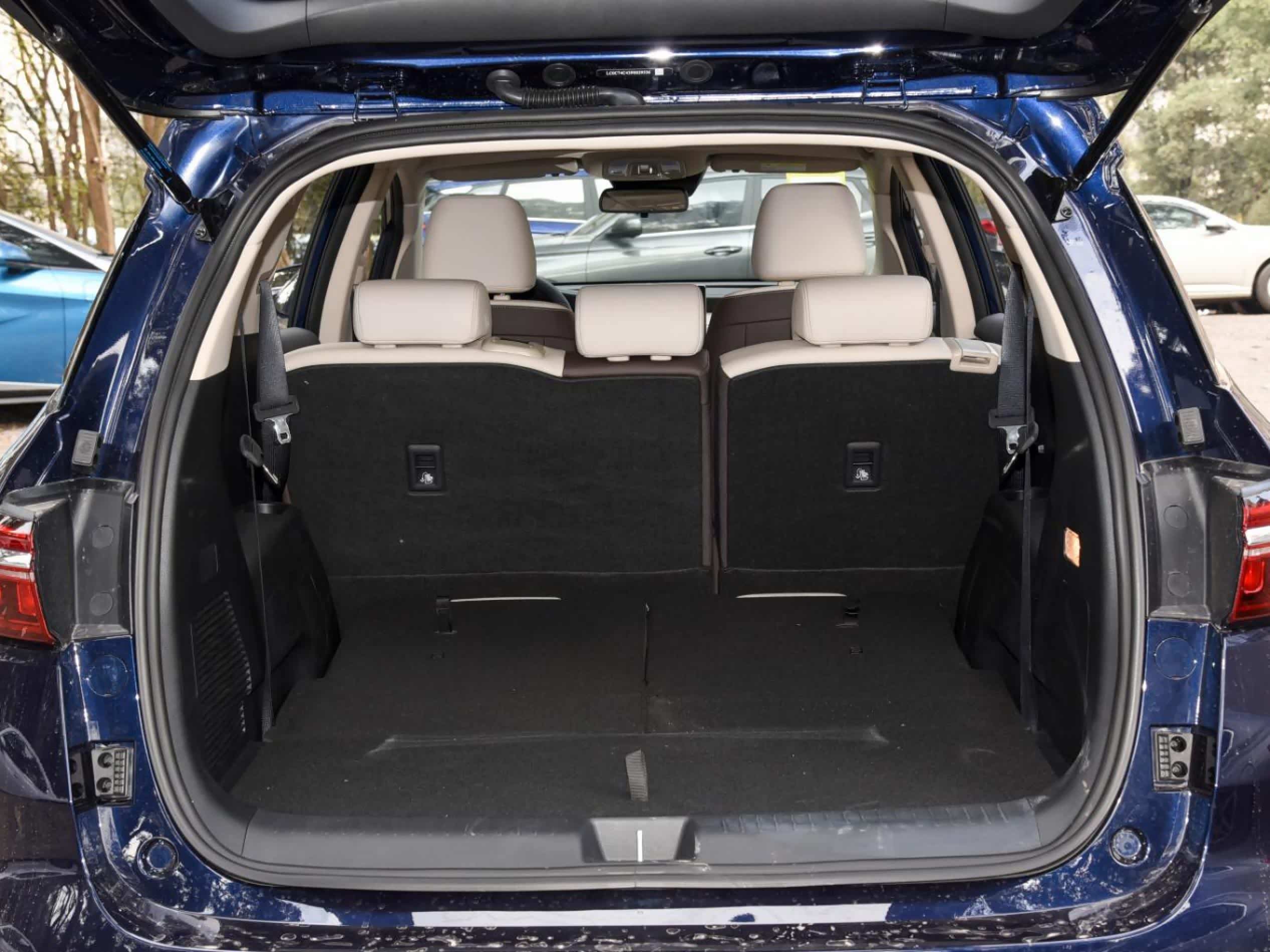 比亚迪宋MAX DM-i后备箱