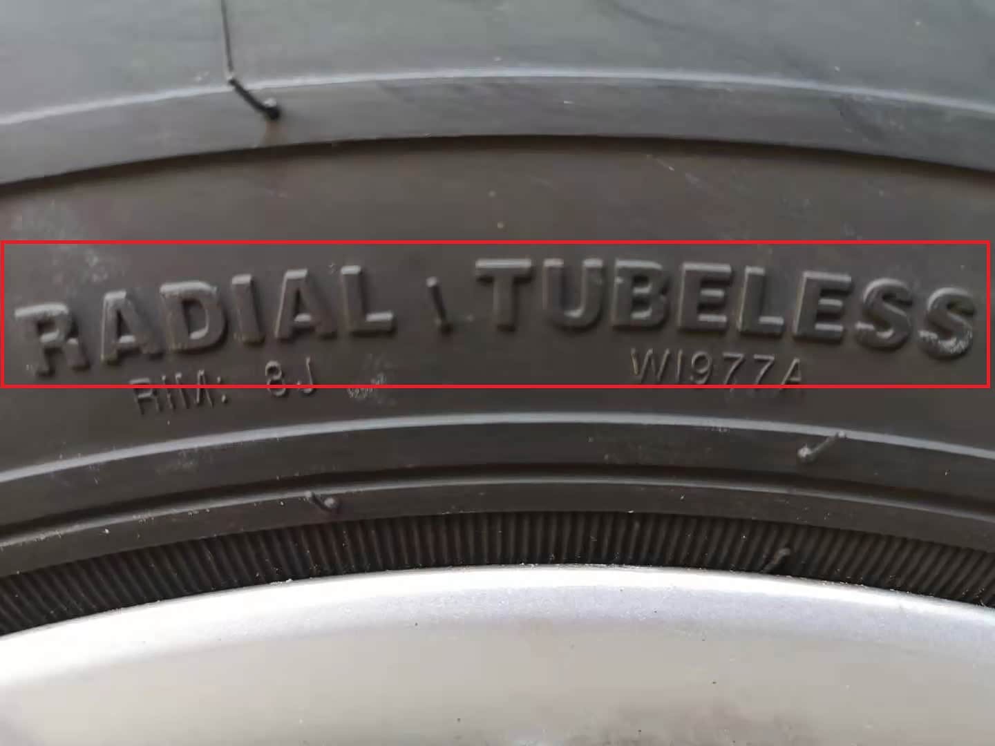 本标示中前标示子午线结构轮胎，后标示无内胎轮胎