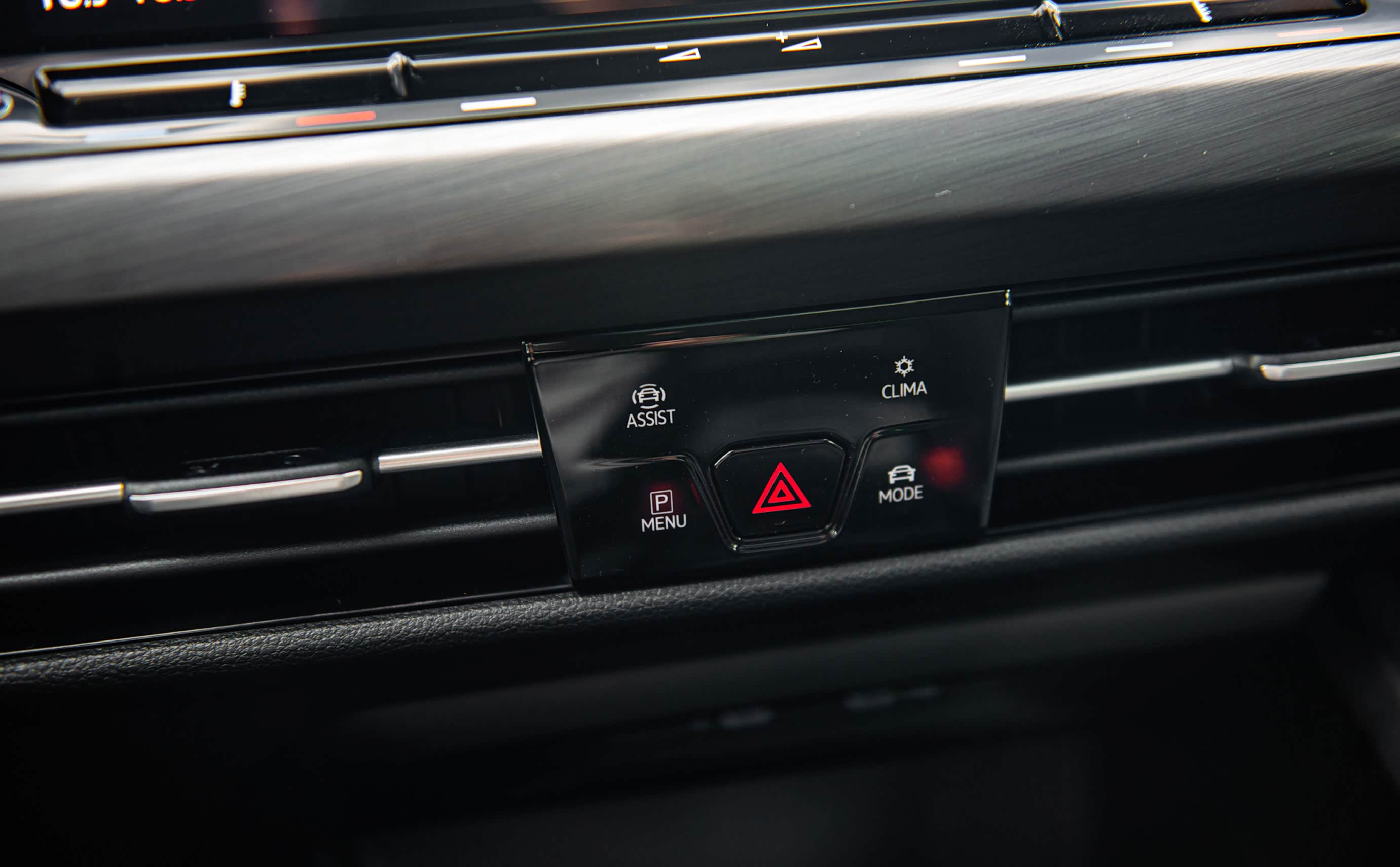 大部分实体按键都被取消，更多功能要通过快捷键或触摸屏进入二级菜单操作