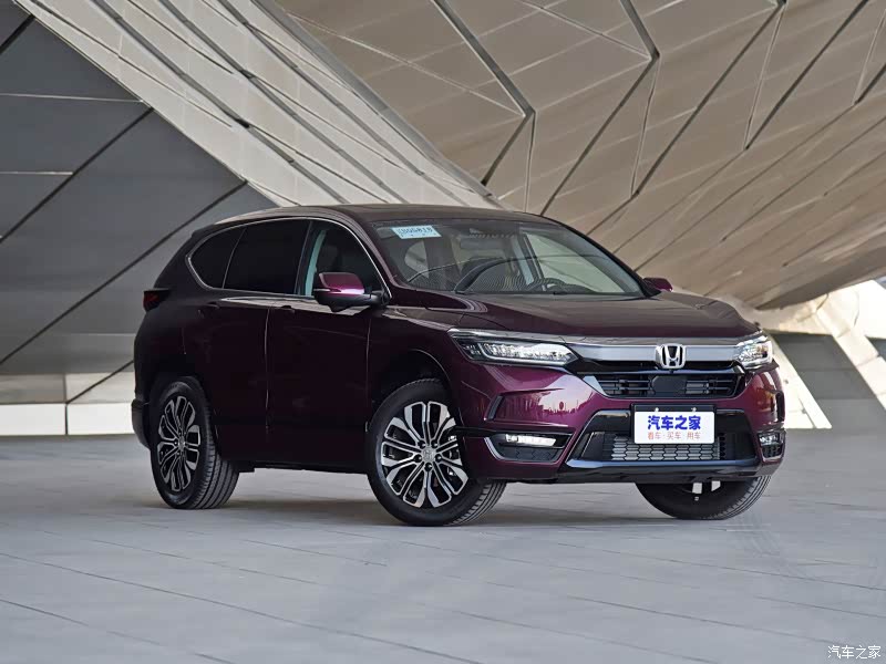 皓影要比CR-V更棱角分明、采用更多直愣愣的线条勾勒车身，更硬朗壮硕、更有气场不少