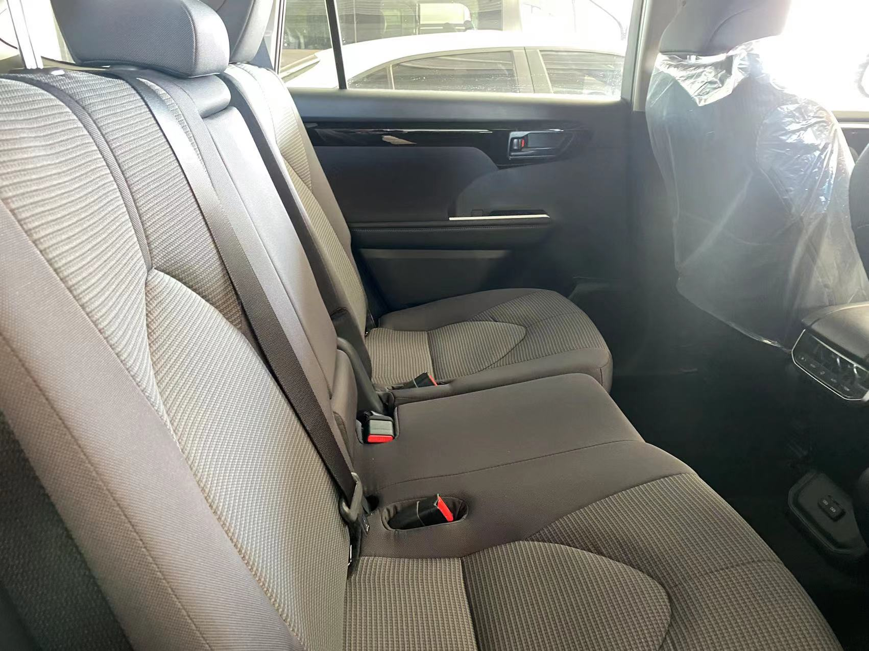 实拍五座精英版第二排座椅