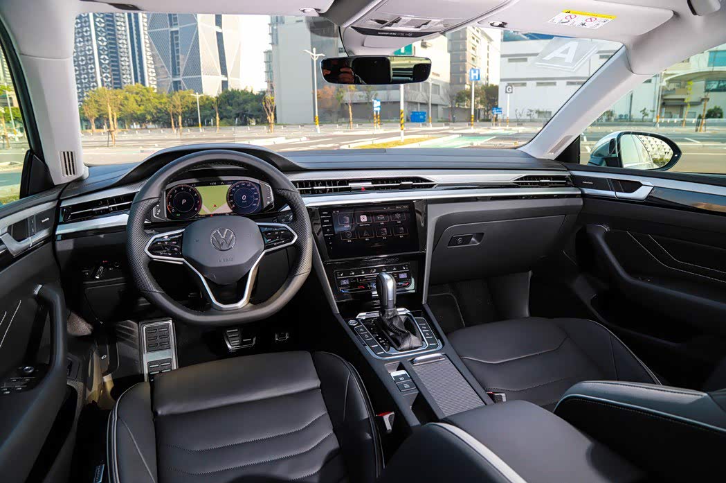 全车系标配10.25寸全液晶仪表和9.2寸多媒体娱乐系统