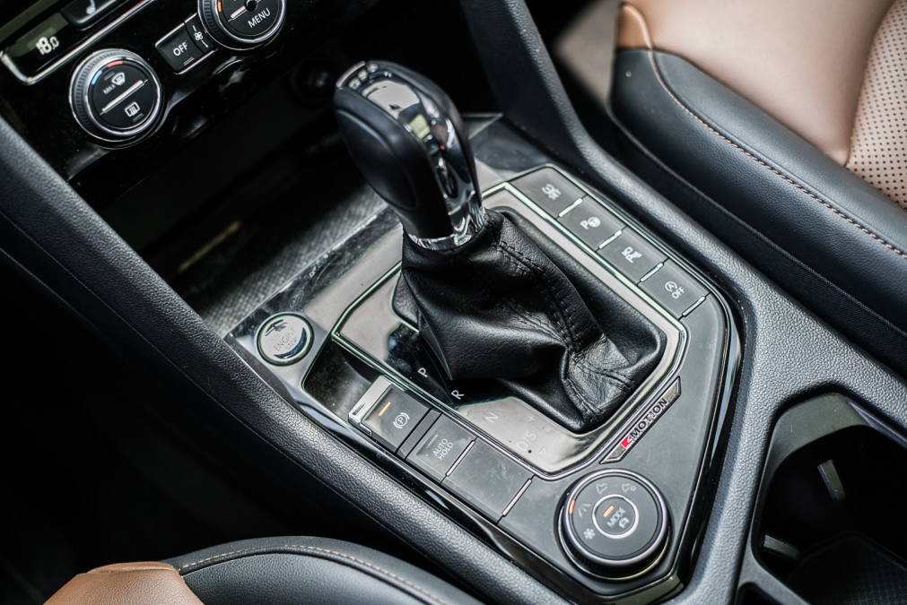 途岳330TSI全系标配了四驱系统，换挡杆后方为四驱标识和旋钮