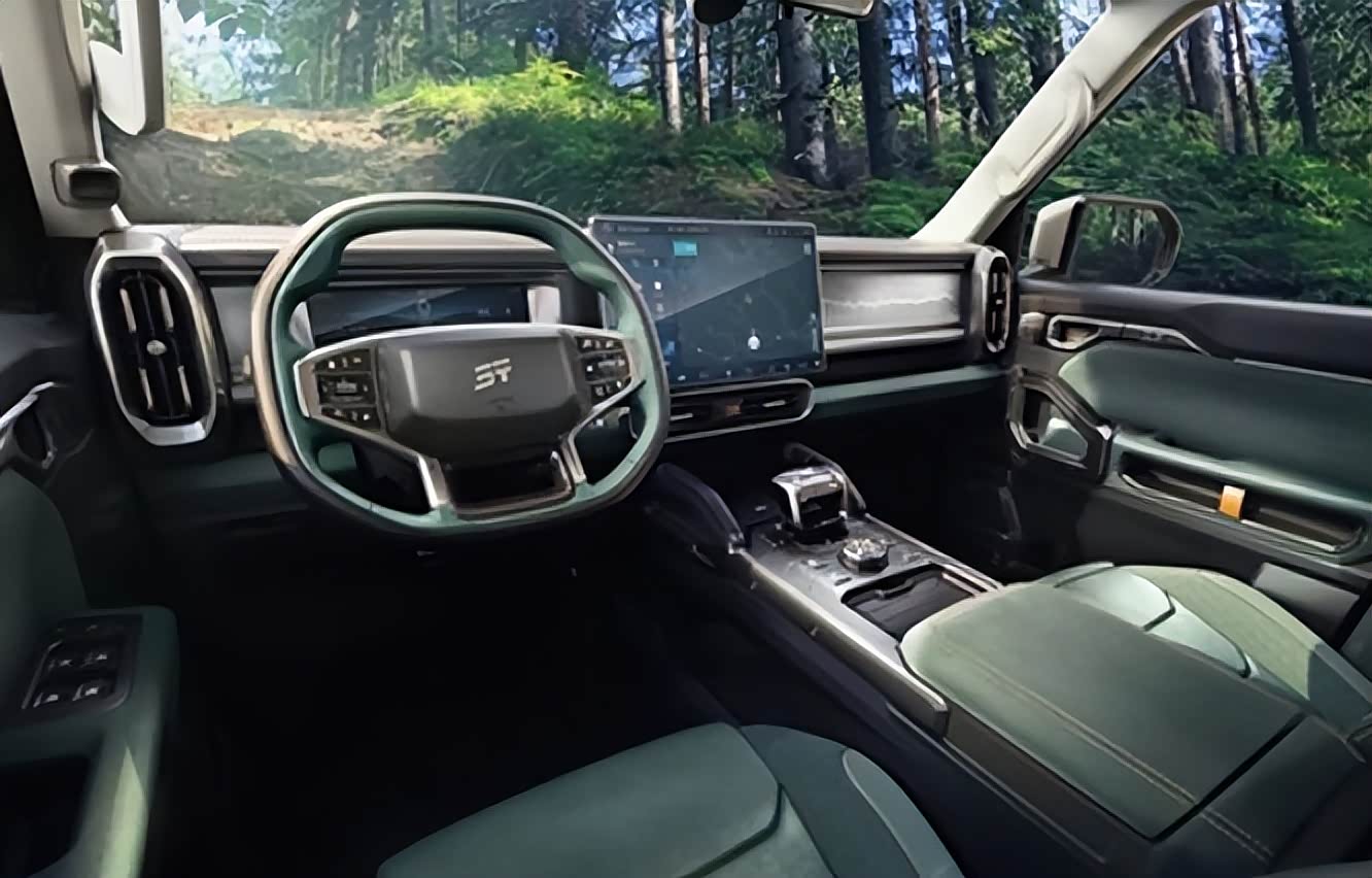 （在量产版车型上仍然存在的多边形方向盘，越野驾驶时候棱角会比较硌手）