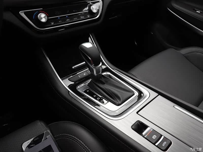 自动变速器来自爱信6AT，相比市场很多双离合及CVT表现更稳定及出色
