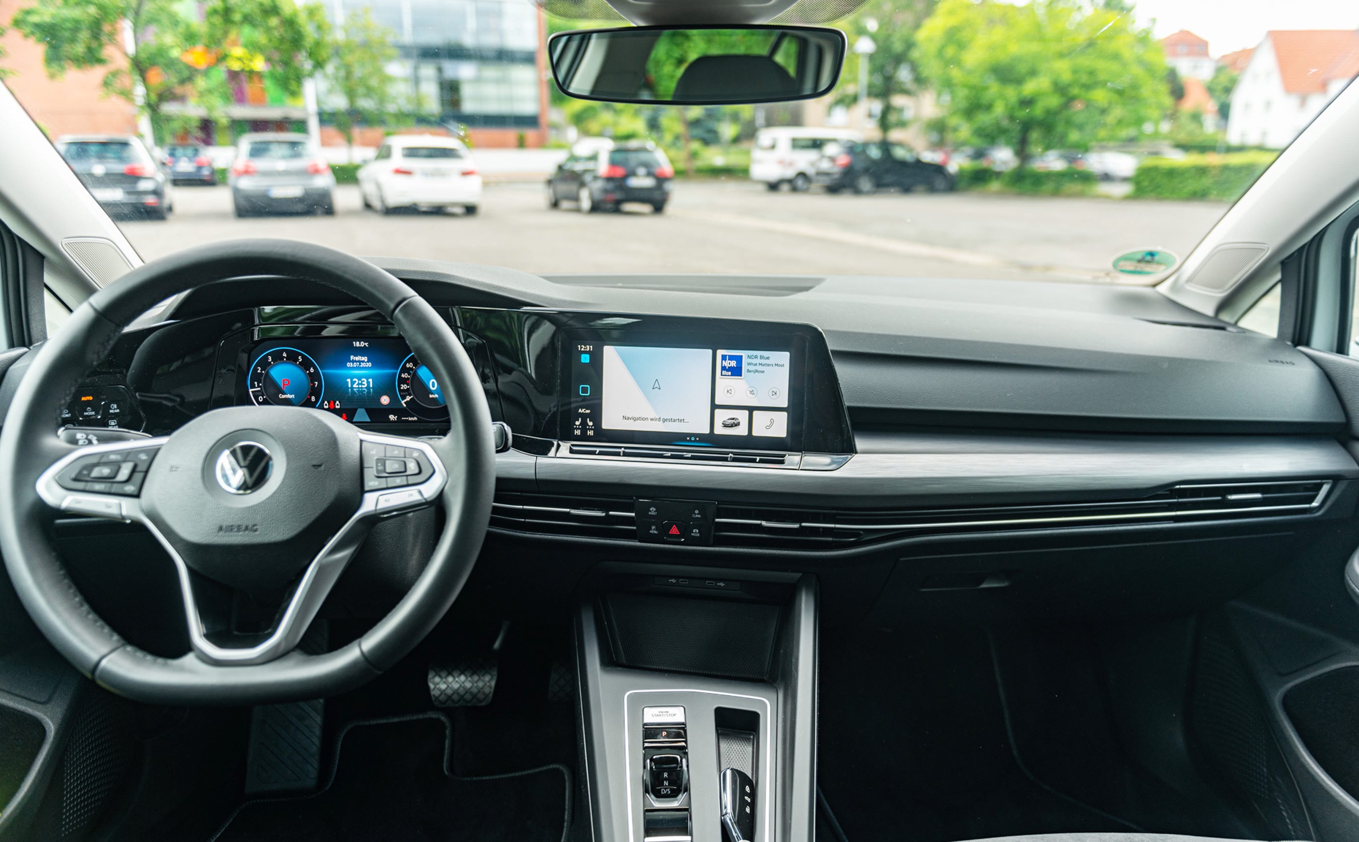 新世代大众的内饰设计，更简洁，更薄，更典雅