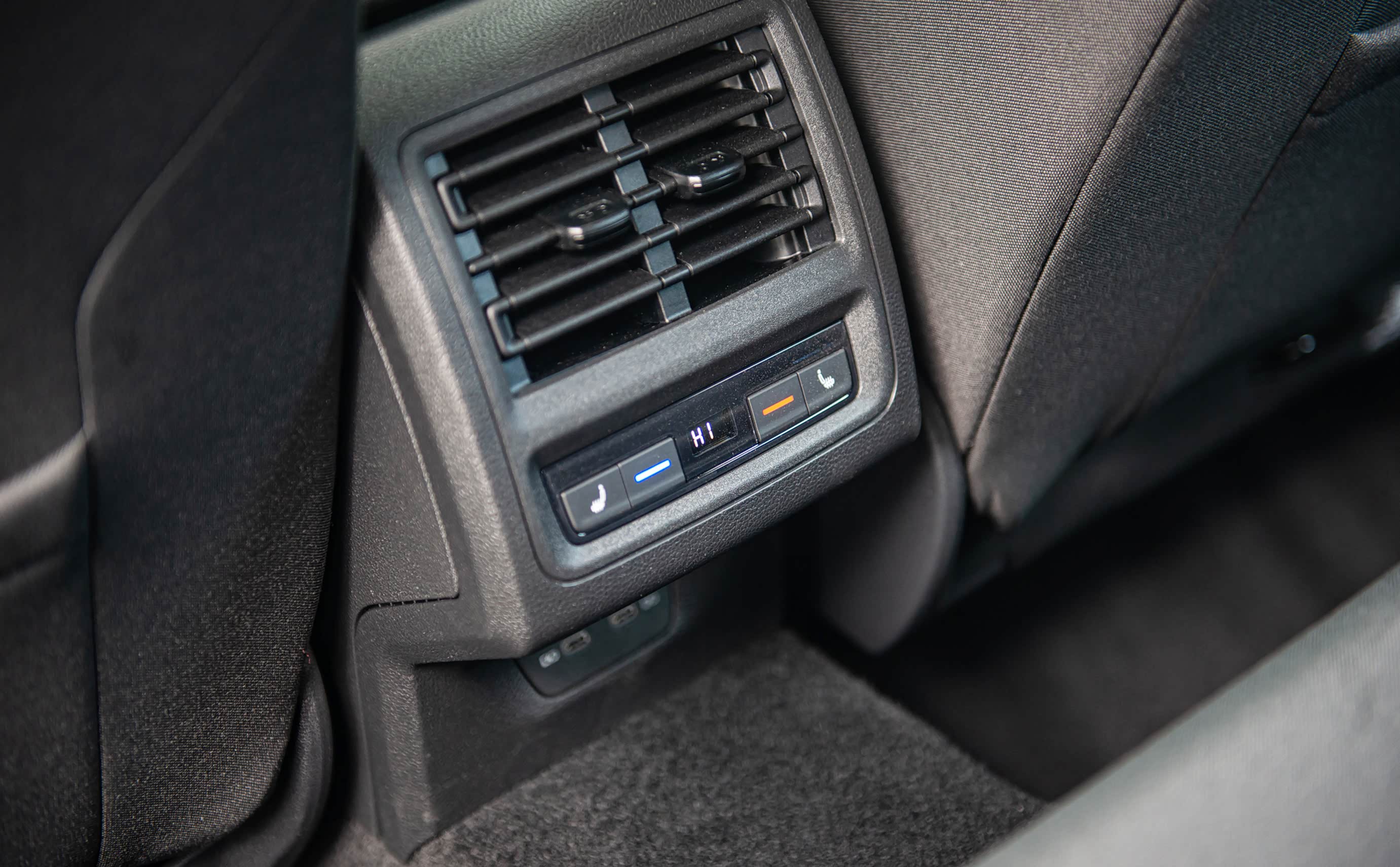 后排空调带独立温区和座椅加热，并带有两个USB Type-C充电口