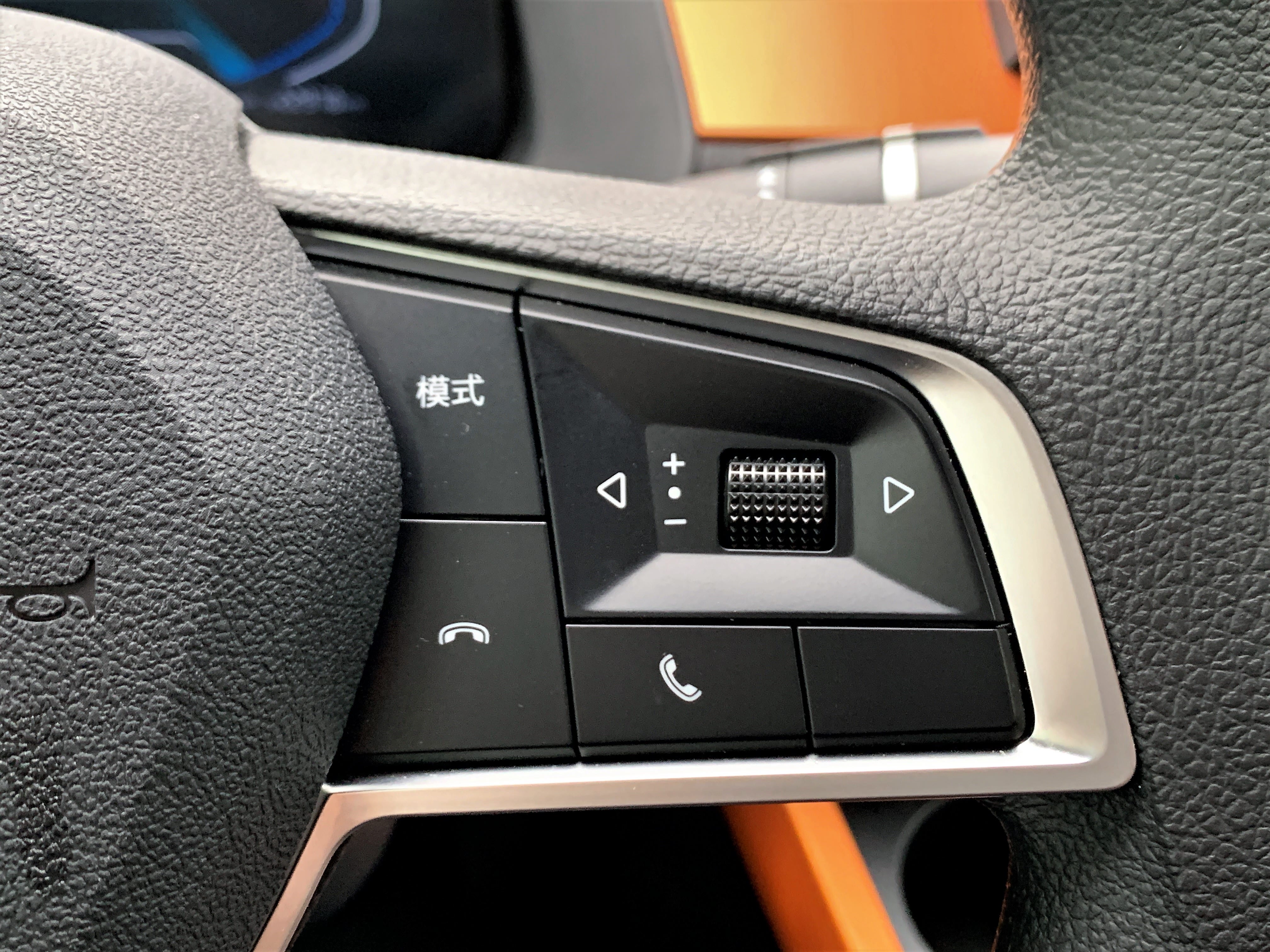 方向盘右侧保留了多功能按键，主要控制蓝牙电话、音响音量调节以及切换曲目