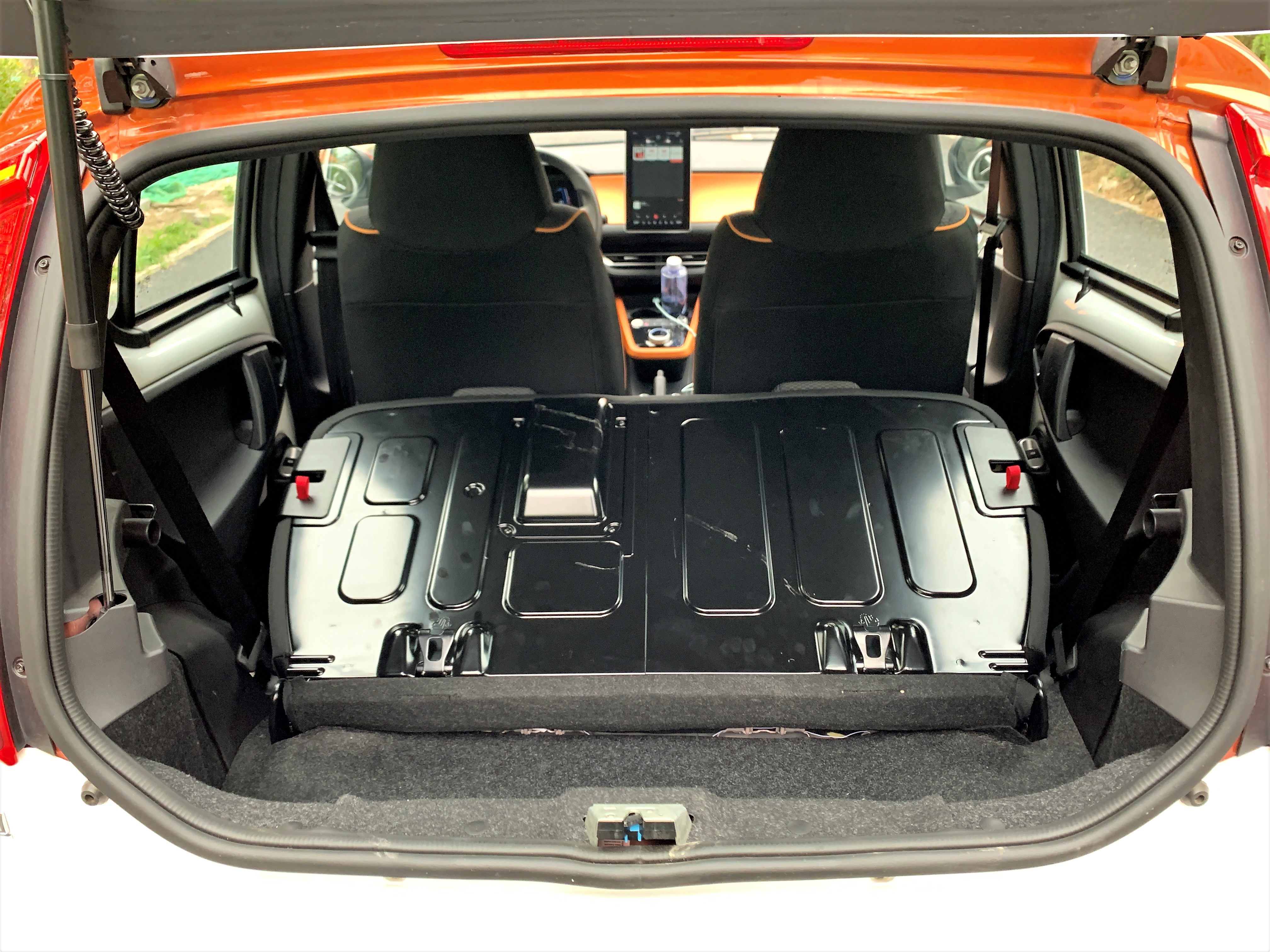 后排座椅整体放倒之后，还能拓展出不少空间，但遗憾的是座椅放倒之后底板并不平整，还有一个较高的台阶