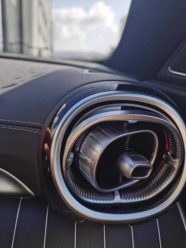 （空调出风口与旁边中控台顶部的质感相当好）