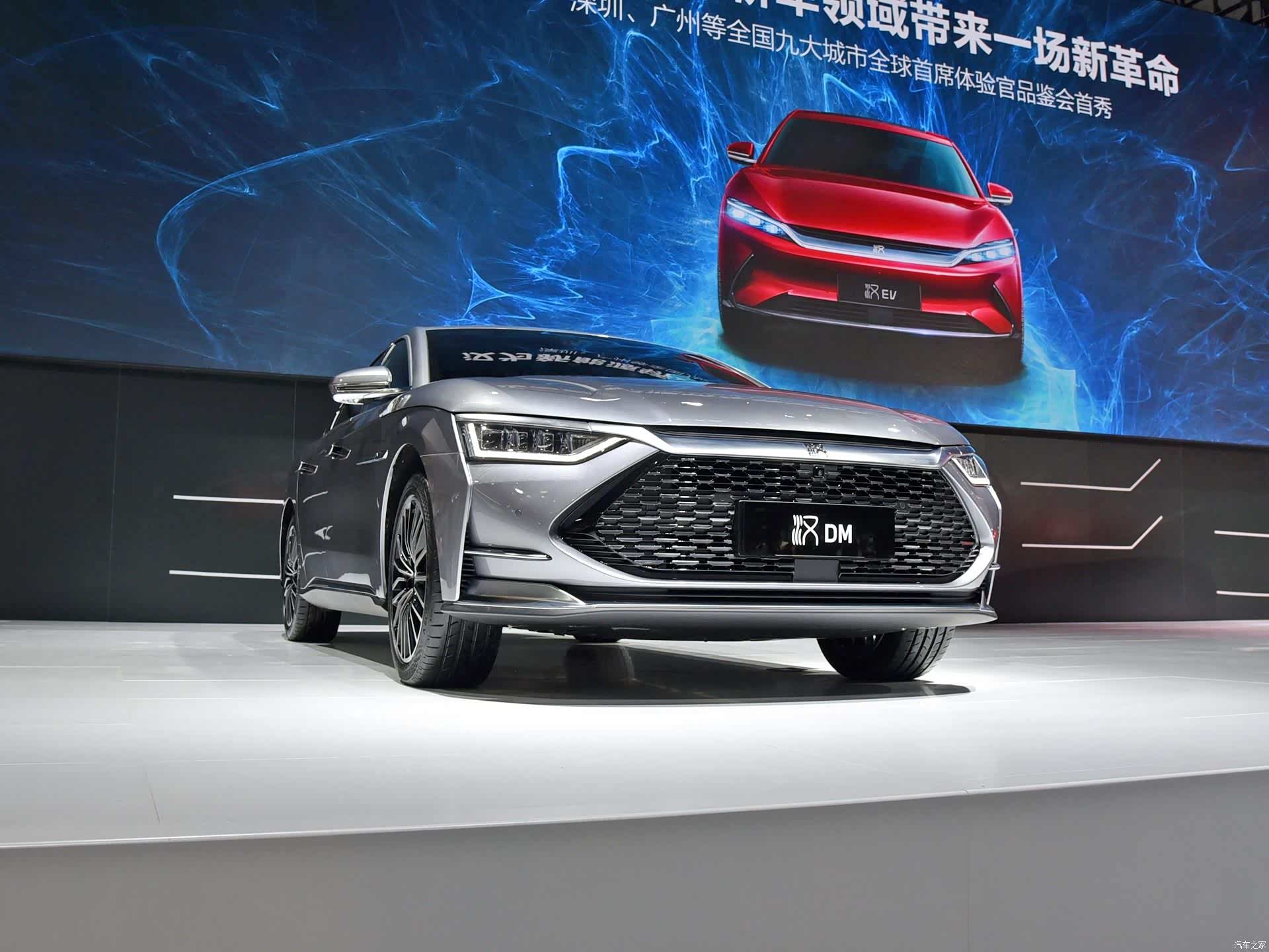汉DM有一张汉EV没有的大嘴，宽而且扁的车身比宋Pro看上去更稳重大气