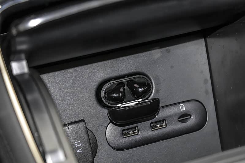 ▲ 副驾专用蓝牙耳机