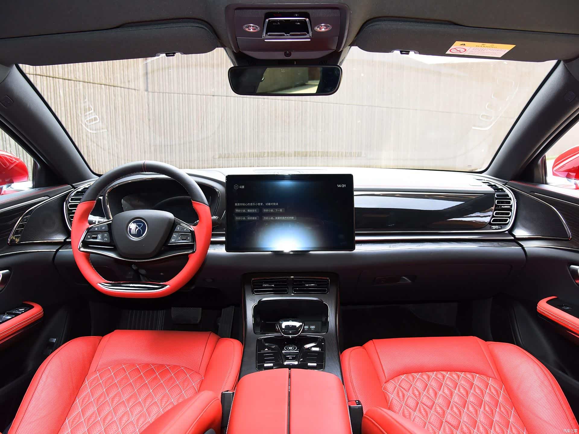 没有找到汉DM的内饰，用汉EV四驱高性能版旗舰型代替进行对比展示/引自汽车之家图库