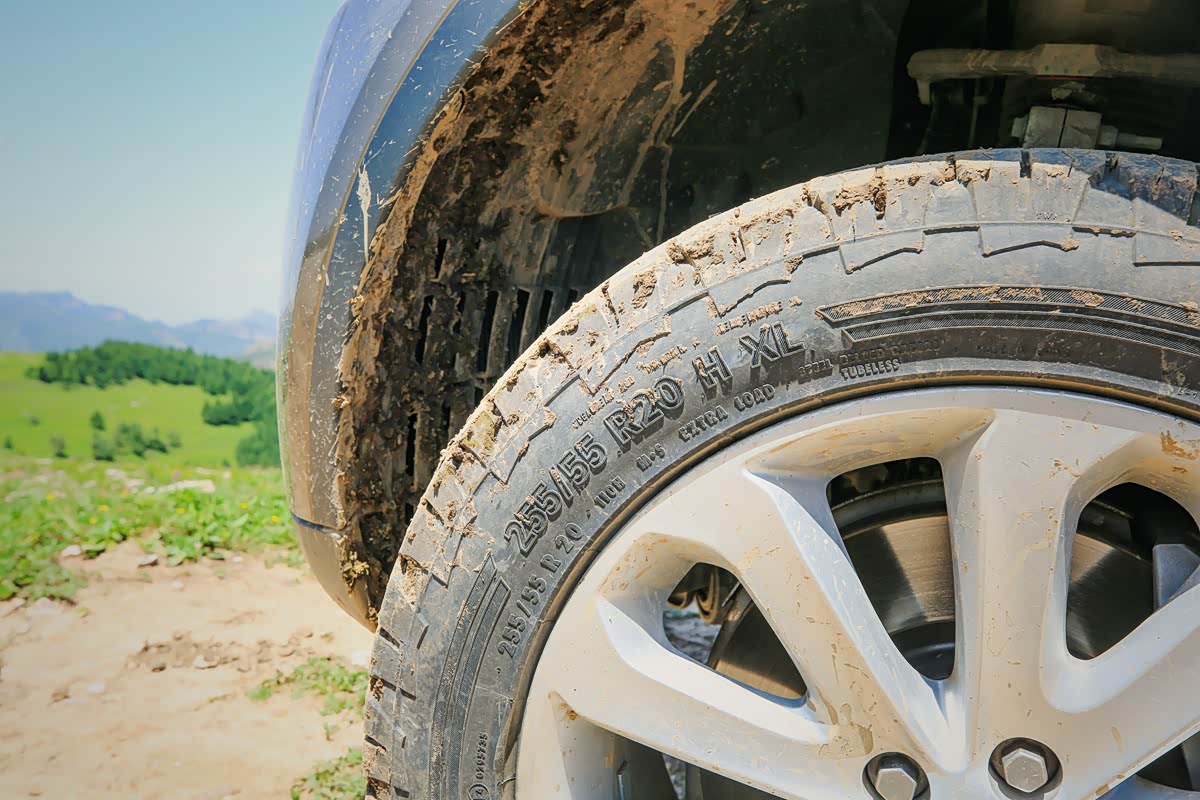 有人很追崇17、18寸轮毂，但对于发现这样的车来说城市及越野都要均衡