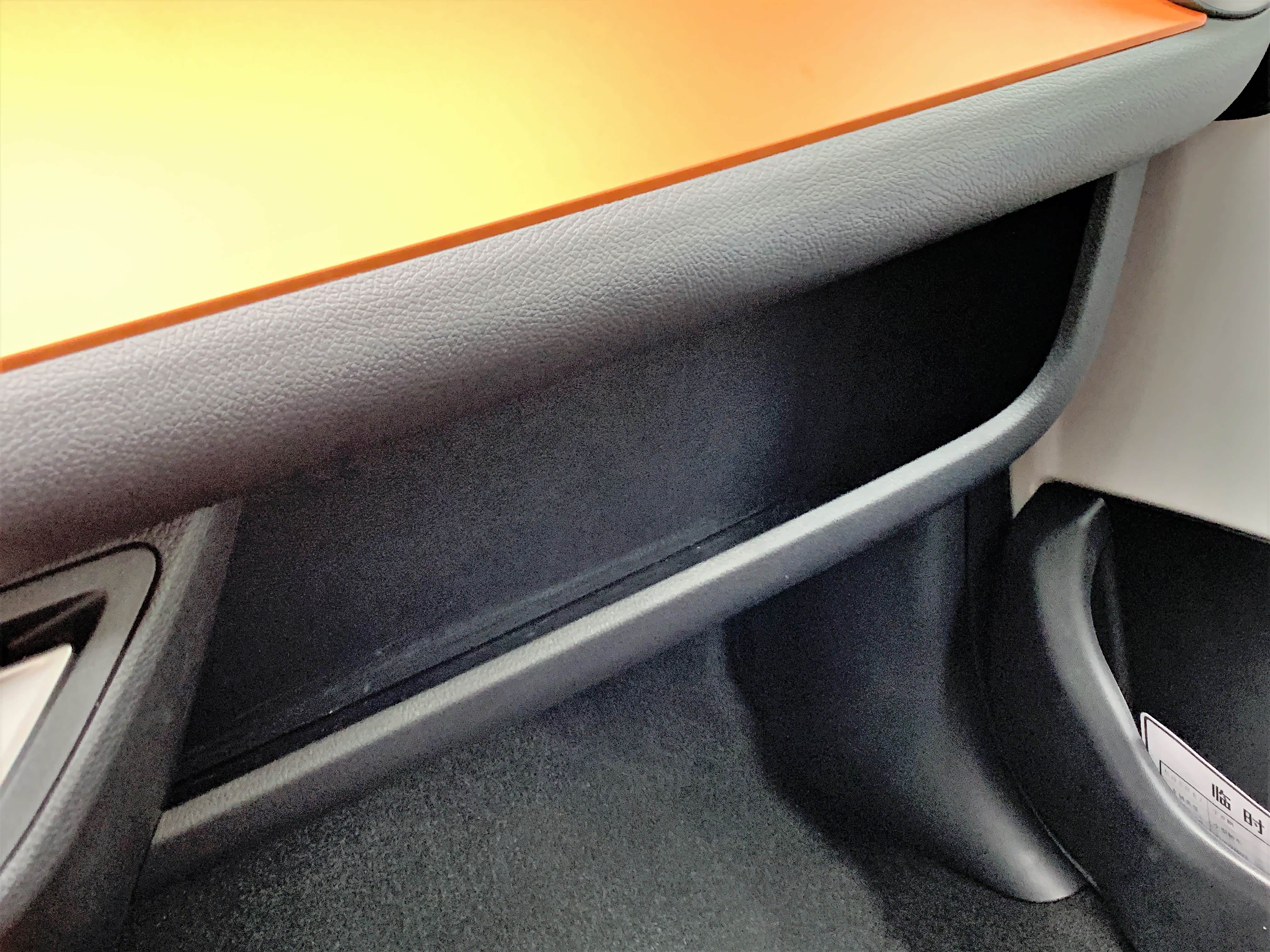 副驾驶位没有设置手套箱，只有一个开口的储物格