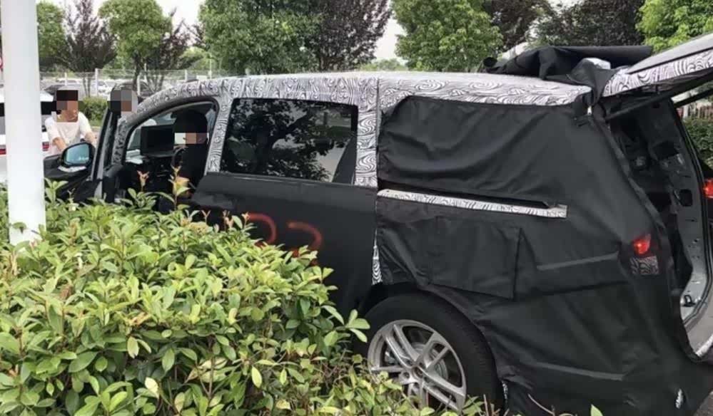 岚图首款MPV谍照曝光 广州车展正式亮相 岚图首款MPV谍照曝光 广州车展正式亮相