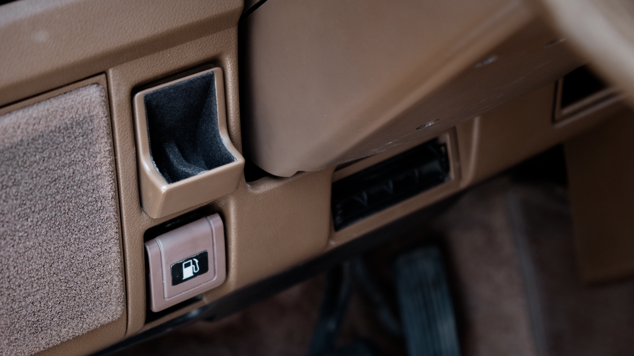 方向盘左侧是硬币槽、下方是空调出风口