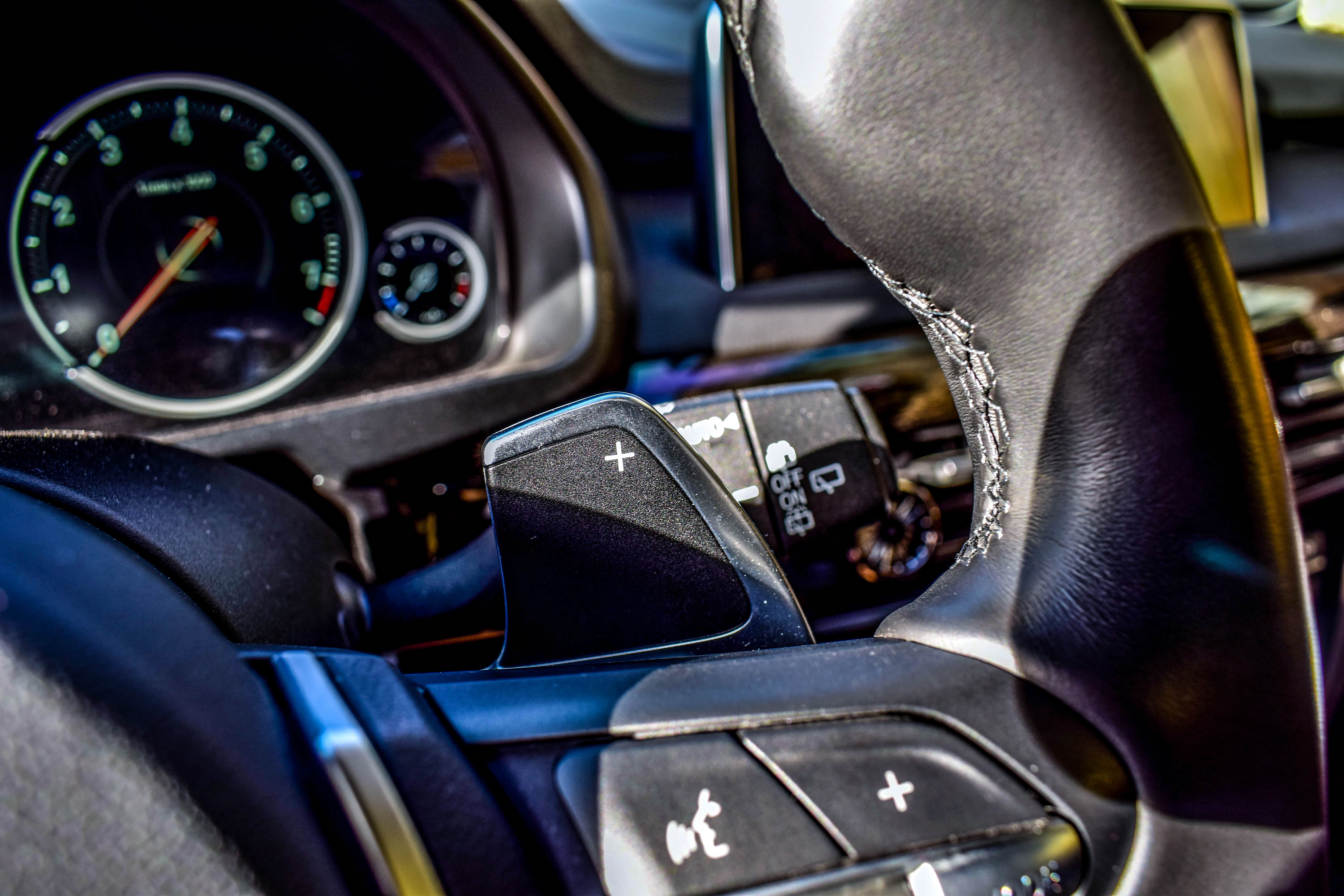 还是在城市的道路上，有了运动拨片超车都是小菜。