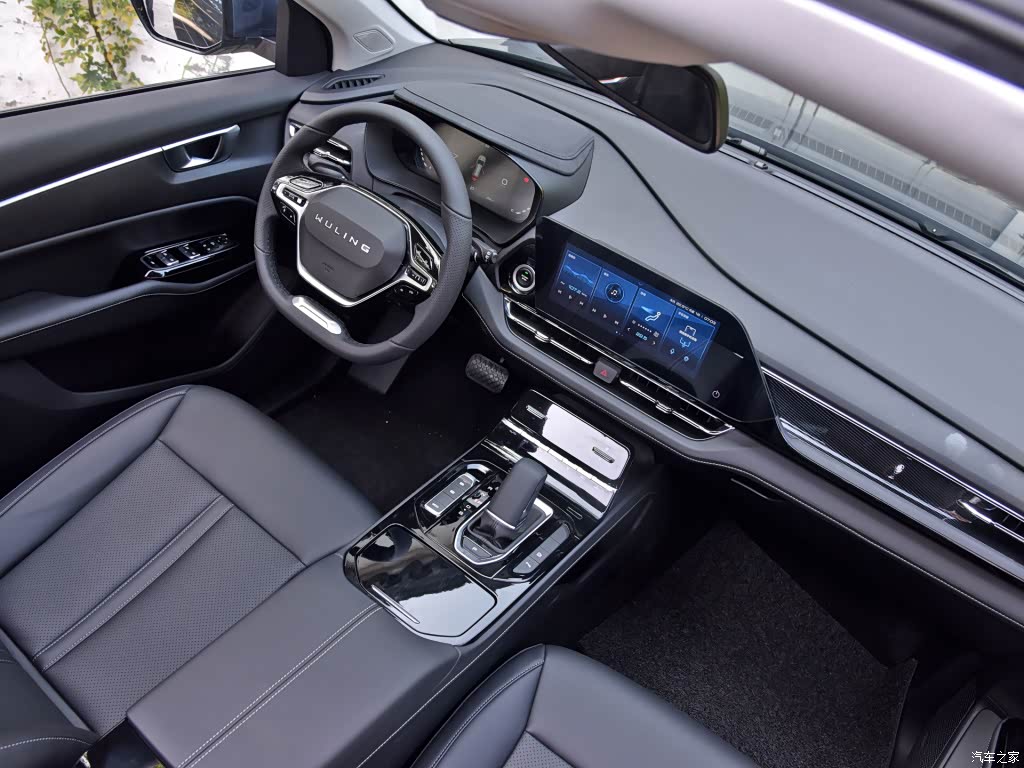 凯捷有两种内饰方案，个人感觉黑色质感要高一些。内饰材质虽然无法超越同级别竞品，但车内的时尚感比较到位