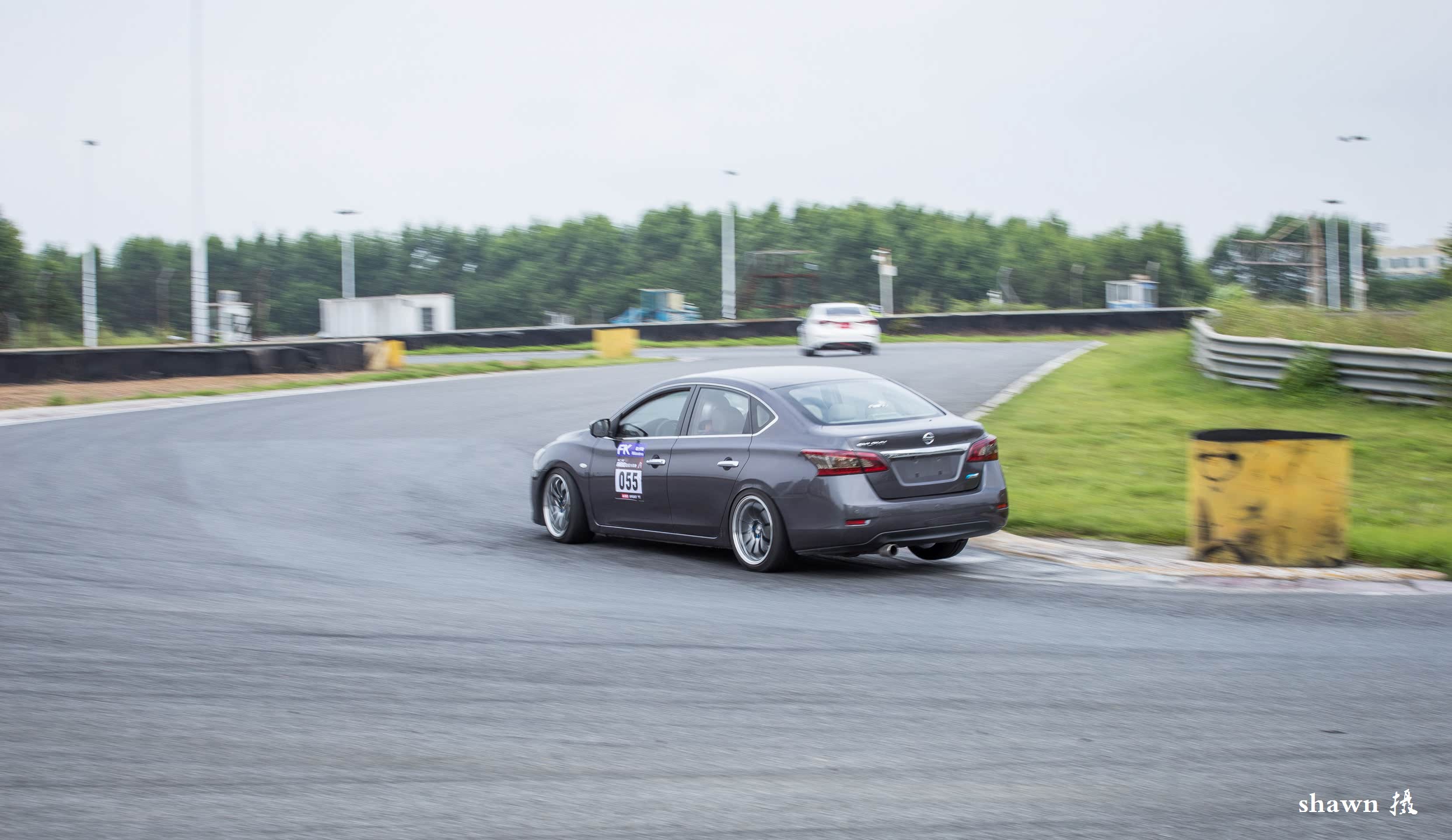 由图可见，高速过弯时右后轮已经全部离地失去了抓地力，同时整车的姿态也相当差，侧倾严重。