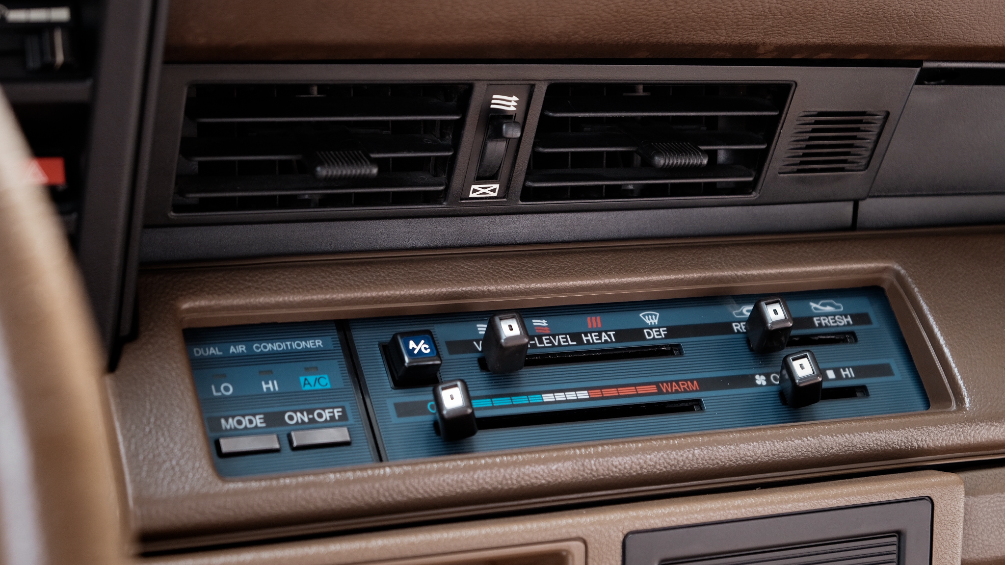 空调区域，那个年代特有的滑动按钮