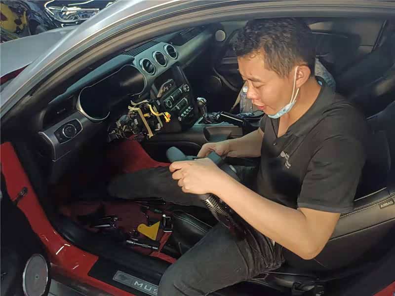 开始装野马碳纤维方向盘以及功能按键