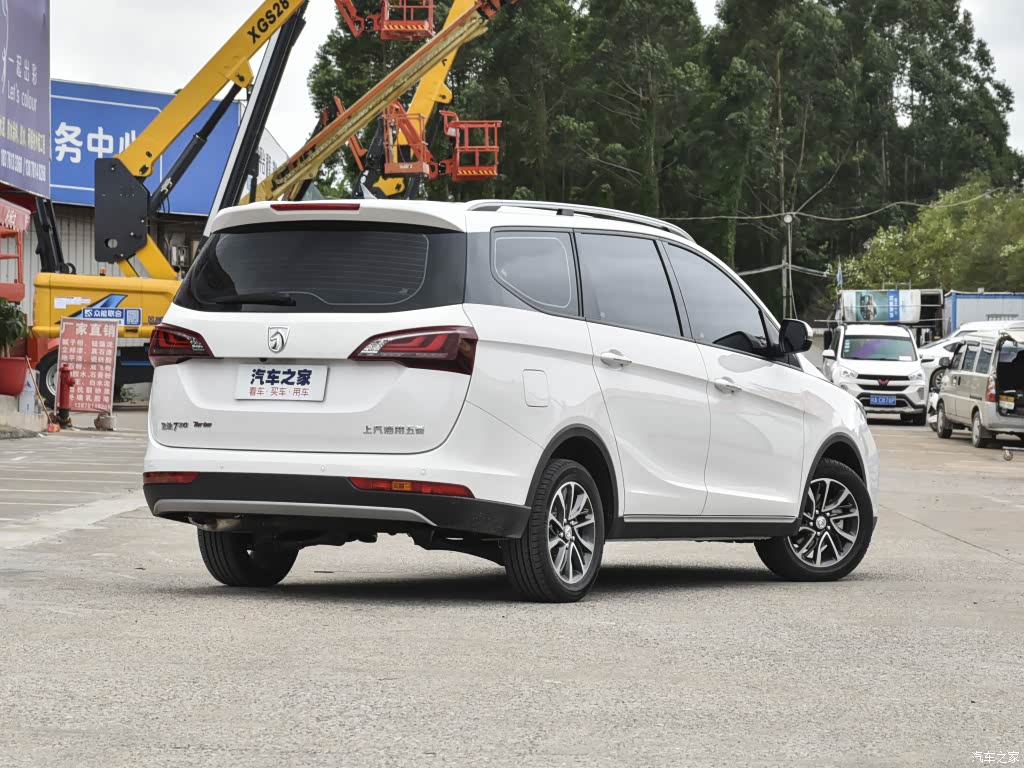 730完全是一副勤勤恳恳刻苦耐劳的传统形象，车顶行李架显示730的目标是想塑造一辆实用的多功能产品