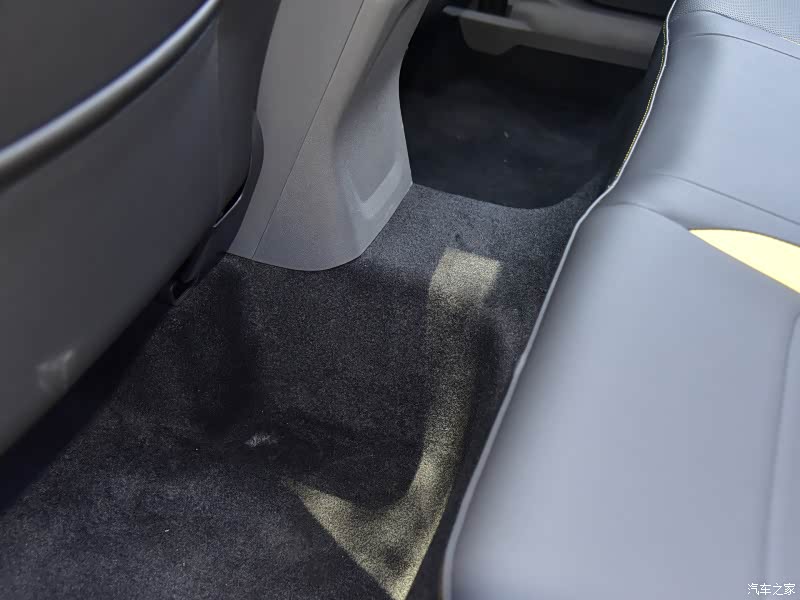 VS5完全继承了大众这个高高隆起的鼓包，缺点当然是影响后排中间乘客的舒适度，优点就是车身刚度得到保证